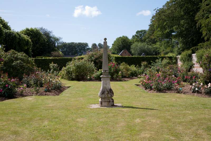 Veules_177.JPG - Ermenouville, Côte d'Albâtre, Normandie, France - Chateau Mesnil GeoffroyRoserai des parfums